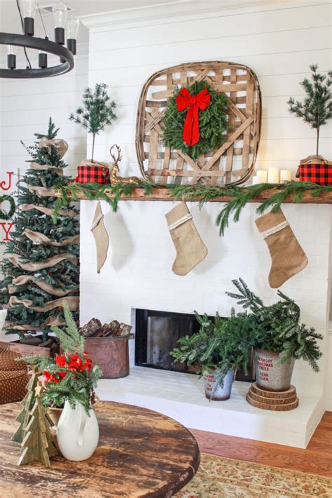 29 Beautiful And Simple Christmas Mantel Decorating Ideas Homelovr