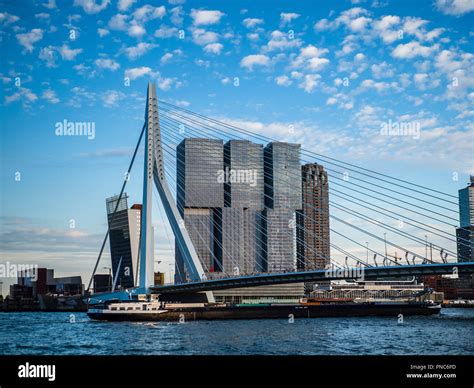 Larchitecture De Rotterdam Rotterdam Bâtiment Se Trouve Derrière Le