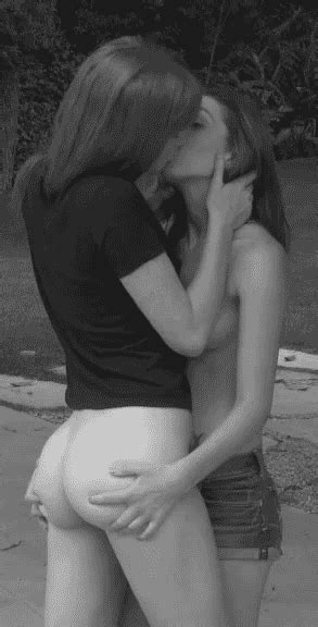 Topless Girl Kissing Bottomless Girl Porn Pic