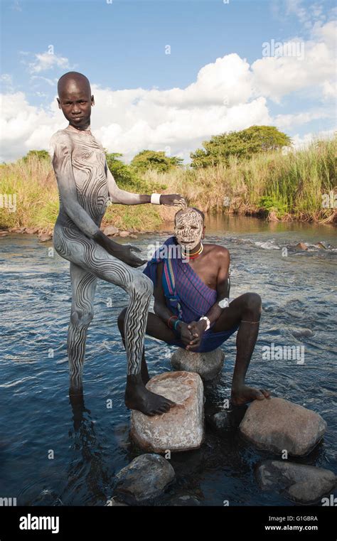 Zwei Männer der Surma mit Körper Bildern in den Fluss Kibish Omo River Valley Äthiopien