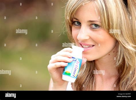 Actimel Joghurt Trinken Fotos Und Bildmaterial In Hoher Aufl Sung Alamy