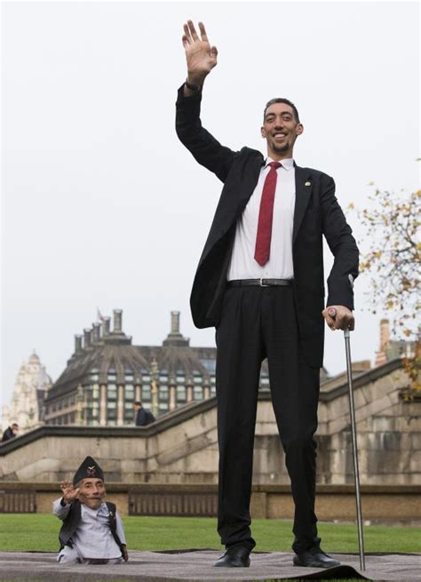 Worlds Tallest Man Meets The Worlds Shortest Woman For A Photoshoot