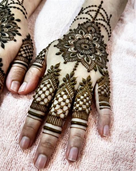 If the tattoo is on your hands, cover the henna in a latex glove. 50+ Easy Henna Designs For Beginners (2019) Small, Simple & Cool | Tattoo Ideas