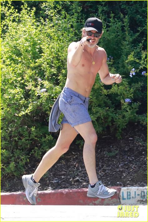 Chris Pine Goes Shirtless During A Friday Jog In La Photos Photo