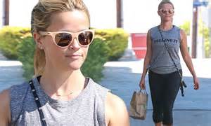 Reese Witherspoon Hits The Gym In La In Figure Hugging Leggings Daily