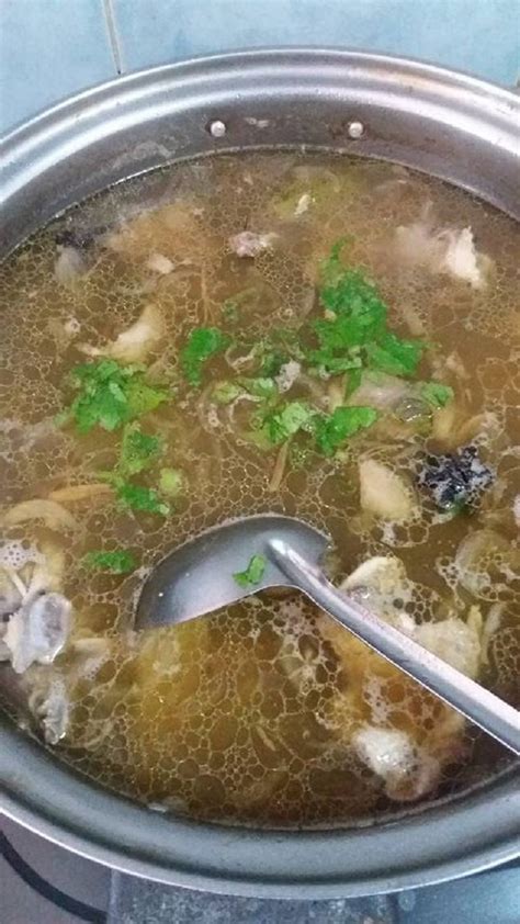 Apabila sudah mendidih, tuangkan ke dalam mangkuk yang mengandungi bihun. Resepi Bihun Sup Ayam (Mudah, Sedap, Melekat) - Bidadari.My