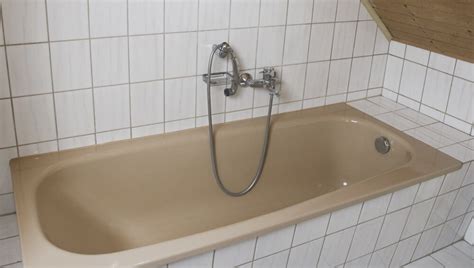 Jetzt haben wir herausgefunden, dass man die oberfläche neu beschichten lassen kann. Badtechnik Düsseldorf | Ihre alte Badewanne glänzt wie neu!
