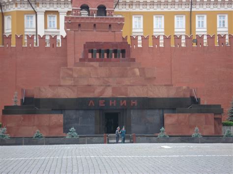 tomb of vladimir lenin red square moscow image