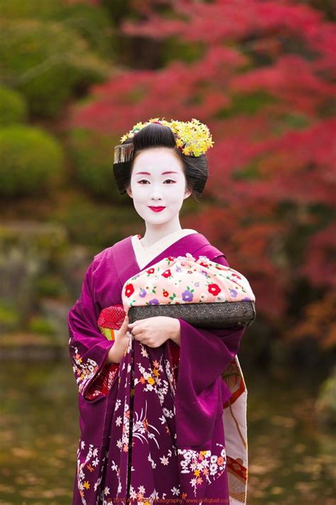 geishas maikos geisha japan kyoto japan okinawa japan kyoto travel japan travel turning
