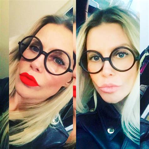 Погулять звезда вышла в комфортном луке, состоящем из топа и лосин в сочетании с кроссовками. Ксения МЕРЦ: фото ДО пластики и ПОСЛЕ операций