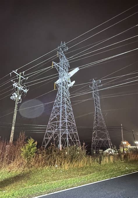 News And Report Daily 冷 2 Trapped In Plane Dangling From Power Lines