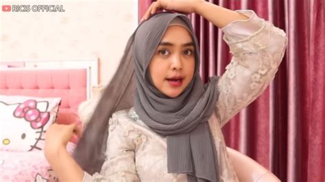 4 tutorial hijab pashmina plisket ala ria ricis cantik hanya 5 menit okezone muslim