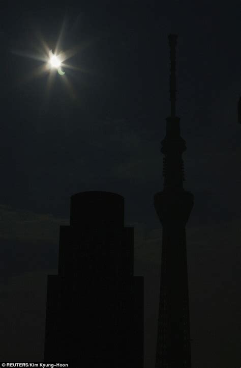 Tokyo Sky Tree Tourists Brave Week Long Wait To Scale The Worlds