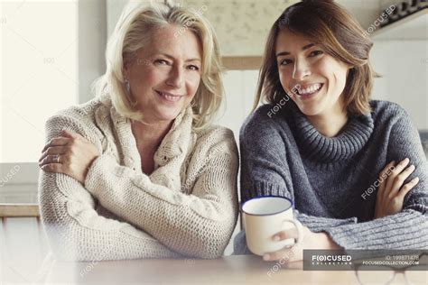 Retrato Sonriente Madre E Hija En Suéteres Tomando Café En La Cocina