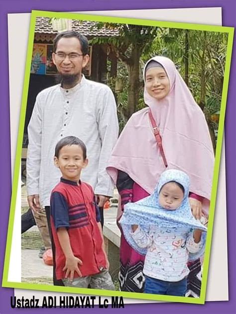 Ustadz adi hidayat merupakan siswa yang cerdas, selalu mendapat prestasi yang luarbiasa waktu sekolah dulu, ia juga menjadi penceramah cilik ketika wisuda santri.setelah tamat madrasah, ustadz adi hidayat melanjutkan pendidikannya di pondok pesantren di tahun 1997. Riwayat Hidup Biodata Ustadz DR. Adi Hidayat Lc. MA - Azharb48