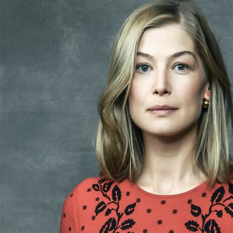 Rosamund Pike Review A Compellingly Cruel Rosamund Pike In I Care A Lot Розамунд мэри эллен