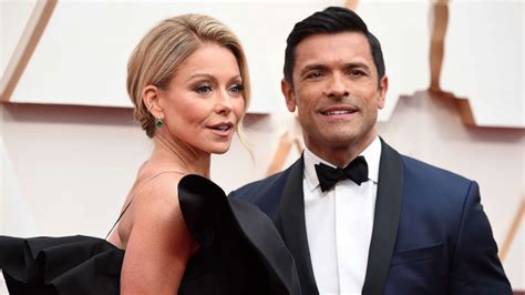Kelly Ripa Shows Off Her 2020 Oscars Look With Husband Mark Consuelos