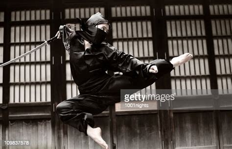 Femme Asiatique Montrant Ses Ninja Mouvements Photo Getty Images