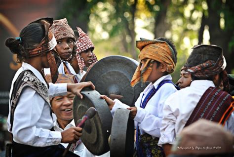 Sebagai masyarakat kita harus sedikit mengapresiasi segelintir anak muda yang membawa dan memperkenalkan alat musik tradisional ini sampai ke. Mengenal 15 Alat Musik Tradisional NTT (Nusa Tenggara Timur), Magis!