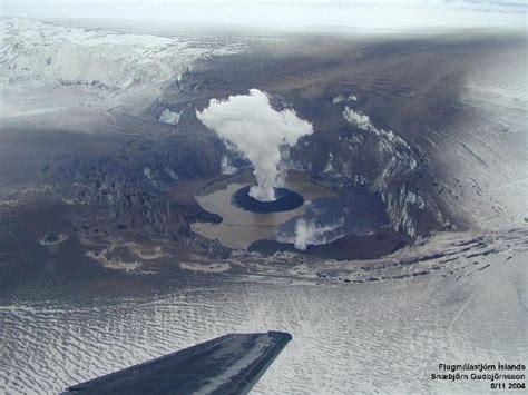 Tous les types de volcans sont représentés en islande mais trois prédominent : Vloedgolf op IJsland (bleef uit)