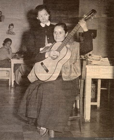 Violeta Parra Con Su Hija Isabel Hacia 1950 Memoria Chilena