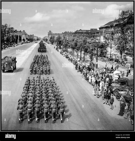 Berlin Allied Troops Post Ww2 Black And White Stock Photos And Images Alamy