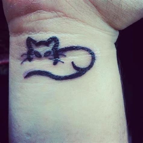 32 Awesome Cat Wrist Tattoos Designs