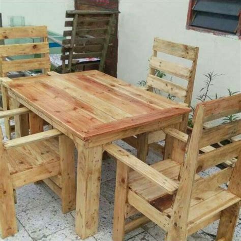 Meski sederhana, sekat dari kayu ini tetap memberikan kesan yang stylish sekaligus. Concept 12+ Meja Makan Kayu Palet, Paling Populer!