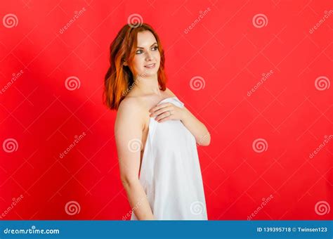 Sexy Naakte Vrouw Op Rode Achtergrond Cosmetology Zorg Vrouwengezondheid Sexuality Stock Foto