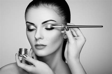 Makeup Artist Applies Eye Shadow Stock Image Image Of Girl Cosmetic