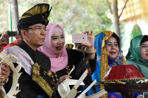 TGB Tekankan Promosi Pariwisata Bernuansa Agama Dan Budaya Lombok Journal