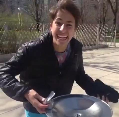Juanpa zurita ahora venderá agua. "¡Agua gratis!" "¡No tiene!"