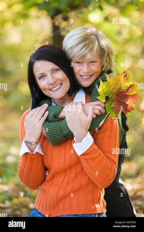 Madre E Hijo Abrazando Retrato Fotografía De Stock Alamy