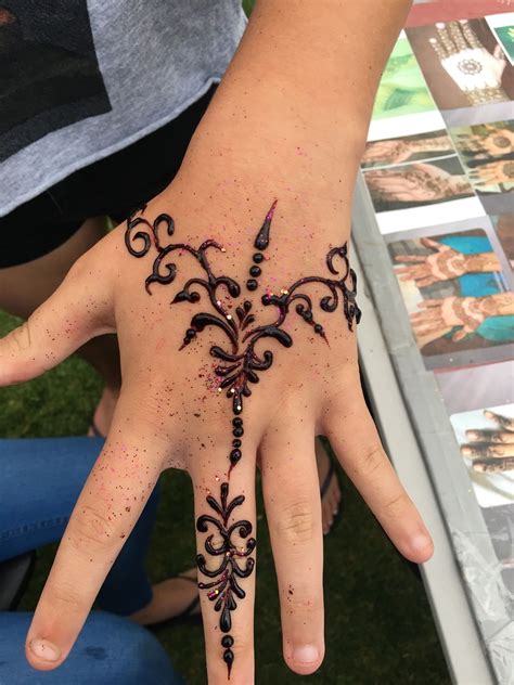 Learn about henna at it's uses as a medicine, hair dye and body art. Pin by henna artist on Indian henna artist Sydney | Hand ...