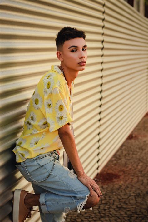 Generation z—colloquially known as 'gen z' or zoomers—are the demographic preceding generation alpha and succeeding millennials. Gen Z Fashion Trends in 2020 - Style Vanity