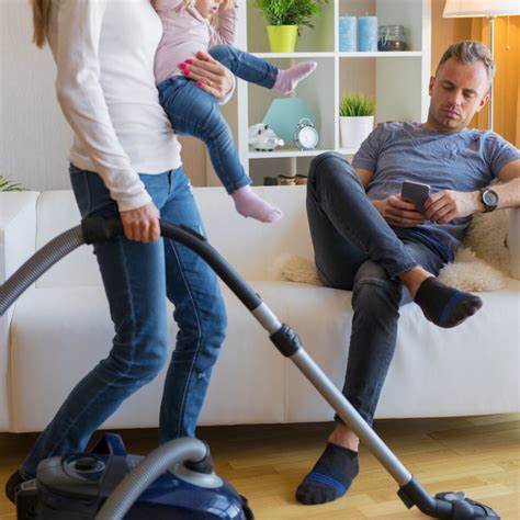 Noi mamme, si sa, con i bambini piccoli e soprattutto se lavoriamo, abbiamo sempre pochissimo tempo da dedicare alle pulizie di casa. Come organizzare le pulizie di casa con un neonato ...