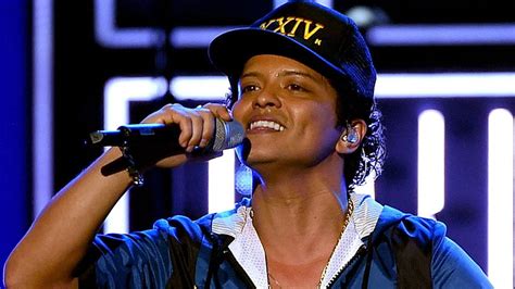 Bruno Mars Kicks Off The 2016 Amas With 2 Magic Performance And His