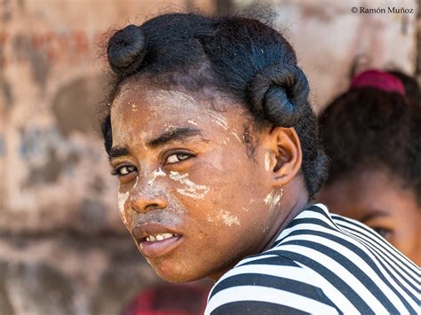dsc8917 mujer de etnia sakalava en morondava madagascar flickr