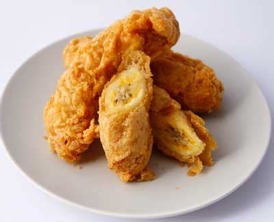 Pisang goreng ('fried banana' in indonesian/malay) is a fritter made by deep frying battered plantain in hot oil. Belanda-Kitchen: Pisang Goreng