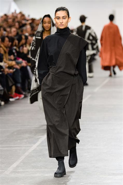 Issey Miyake Fall 2020 Ready To Wear Fashion Show Collection See The