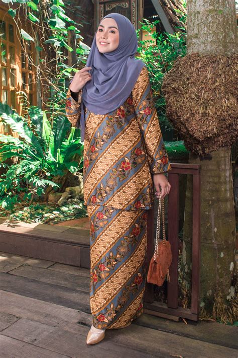Pembayaran mudah, pengiriman cepat & bisa cicil 0%. 20+ Koleski Terbaru Baju Kurung Batik 2019 - JM | Jewelry ...
