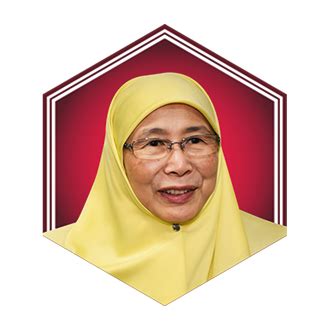 Wanita paling sabar dengan suaminya. Dato' Seri Wan Azizah Wan Ismail | Tatler Malaysia