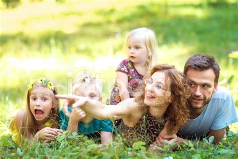 Familia Feliz Con Tres Hijos Fotografías De Stock