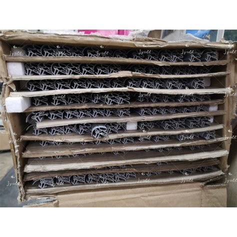 Peti sejuk 2 pintu samsung dibuat dalam warna hitam yang bergaya, menjadikannya aksen yang terang di dapur, dihiasi dengan gaya minimalis atau berteknologi tinggi. SAMSUNG Refrigerator seal/ Door Gasket/ Getah Pintu Peti ...