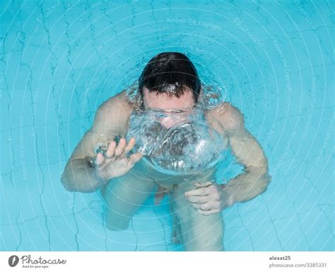 Nuede Mann Im Schwimmbad Ein Lizenzfreies Stock Foto Von Photocase