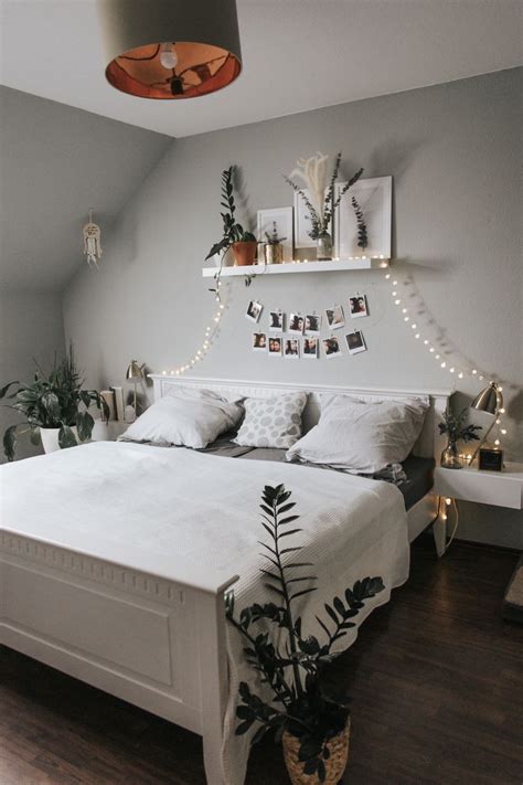 In small bedroom, you may have to get creative with furniture. Bedroom Inspo in 2020 | Scandi living, Schlafzimmer, Zuhause