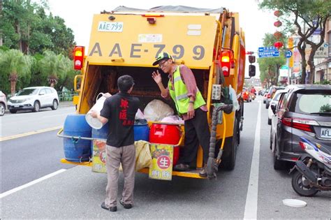 Taichung city clean car convenience query app, easy to control garbage truck dynamics. 垃圾車後方可附載1人 最快10月上路 - 生活 - 自由時報電子報
