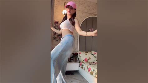 avneet kaur showing her big sexy booty 🍑🍑🤤🤤 youtubeshorts instagram reels avneetkaur live