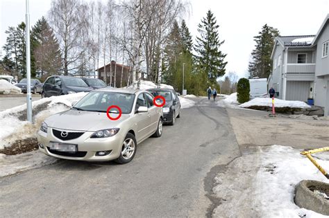 Her er to av de ni bilene som fikk parkeringsgebyr utenfor skolen tirsdag. parkering, Jessheim vgs | I dag slo politiet til: - De ...