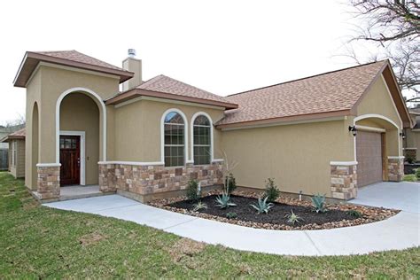These colors may be the basic colors of classic american homes but these colors moreover, the colors give a warming and inviting look to the house. Curb appeal idea. | House paint exterior, Outside house ...